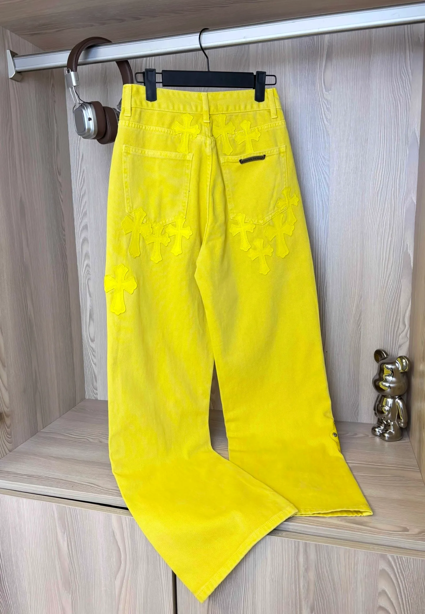 P280 model number: DC 55# Chrome hearts CH Fan Chengcheng's same New York limited large leather label dopamine yellow jeans Special Italian cowhide printed and cut Customized sheepskin three-layer thick line leather The whole body is spliced in heavy water washing process Craftsmen hand-splashed ink You can see the details Three-dimensional cutting version Loose and comfortable without being too picky about the figure Makes you taller and thinner Factory Seiko Original factory quality control Same style for men and women Can be matched with couples Versatile recommendation Essential jeans for all seasons Color: lemon yellow Size: s m l xl (Picture 9️⃣Size chart)